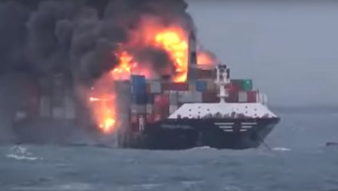 ВЕЛИКИ ПОЖАР У САД: Ватра захватила теретни брод у Њуарку, страдала два ватрогасаца