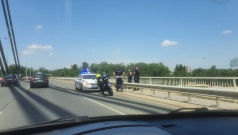 HTEO DA SKOČI U DUNAV: Policija sprečila tragediju na Mostu slobode u Novom Sadu