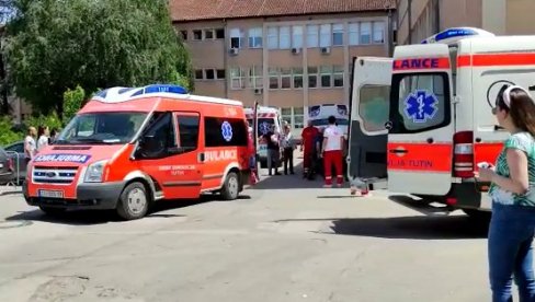 STRAŠNE SCENE ISPRED BOLNICE U NOVOM PAZARU: Veliki broj vozila Hitne pomoći dovezao povređene u saobraćajnoj nesreći (VIDEO)
