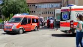 STRAŠNE SCENE ISPRED BOLNICE U NOVOM PAZARU: Veliki broj vozila Hitne pomoći dovezao povređene u saobraćajnoj nesreći (VIDEO)
