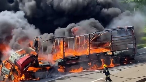 СТРАВИЧАН СНИМАК СА АУТОПУТА КОД ВЕЛИКЕ ПЛАНЕ: Након судара камион потпуно нестао у пламену, ватрогасци се безуспешно боре против ватре