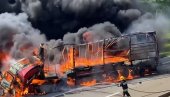 STRAVIČAN SNIMAK SA AUTOPUTA KOD VELIKE PLANE: Nakon sudara kamion potpuno nestao u plamenu, vatrogasci se bezuspešno bore protiv vatre