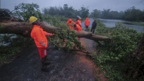 ЈЕЗИВЕ ПОПЛАВЕ У ИНДИЈИ: Циклон донео катастрофу - села потопљена, ветар чупа дрвеће из корена (ВИДЕО)