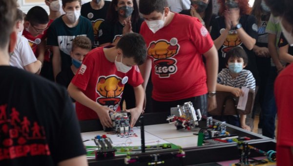 КРАГУЈЕВАЧКИ ГИМНАЗИЈАЛЦИ НАЈБОЉИ: Такмичење средњошколаца у роботици