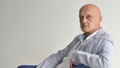DANAS NA ŠTANDU „NOVOSTI”: Dragan Vujičić, autor knjige „NLO nad Balkanom”, potpisuje primerke posetiocima
