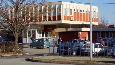 DRAMA U ČAČKU: Devojčica (14) upala u dvorište škole i nožem pretila dečaku