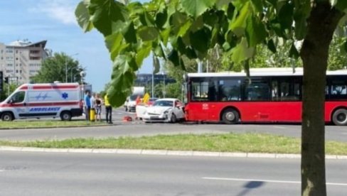 SUDAR AUTOBUSA GSP I AUTOMOBILA: Saobraćajna nesreća na Novom Beogradu - Povređeni prevezeni u Urgentni centar