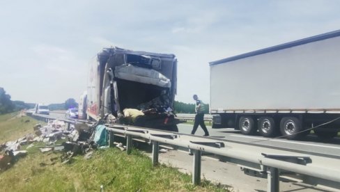 MERCEDES SLETEO SA PUTA, KOMBI NALETEO NA KAMION: U dve saobraćajne nesreće jutros na auto-putu kod Novog Sada poginule tri osobe