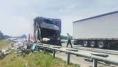 MERCEDES SLETEO SA PUTA, KOMBI NALETEO NA KAMION: U dve saobraćajne nesreće jutros na auto-putu kod Novog Sada poginule tri osobe