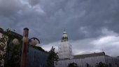 СНАЖНО НЕВРЕМЕ ПОГОДИЛО РЕГИОН: Ветар чупао дрвеће у Загребу, у Сарајеву падао град (ФОТО/ВИДЕО)