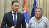 UZMI RAČUN I POBEDI: Ministar finansija uručio ključeve od stana porodici Ćerimović iz Vranja