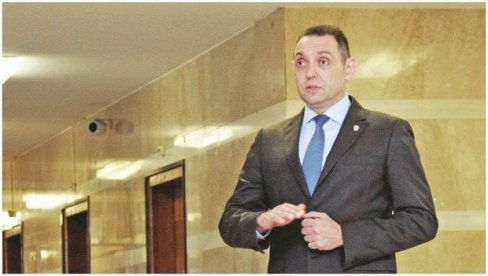 PRODAVAO DROGU U ŠKOLSKOM DVORIŠTU: Ministar Vulin nagradio policajce koji su uhapsili dilera u Beogradu