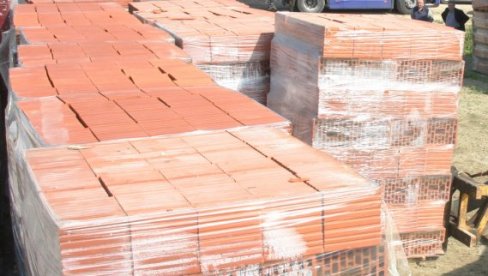 ZA IZBEGLICE OBEZBEĐENA MATERIJALNA POMOĆ: Dodeljeno 40 paketa građevinskog materijala u Staroj Pazovi i Inđiji