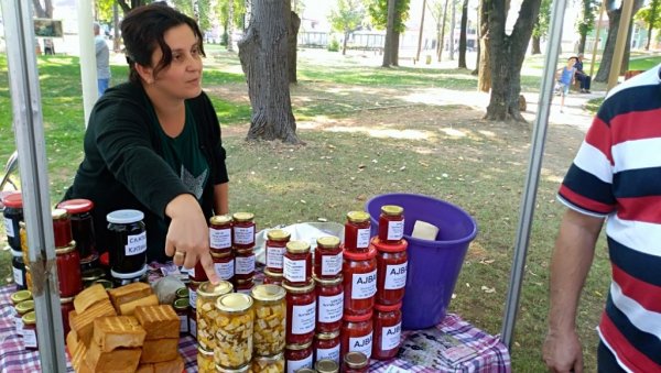 КУВА ЏЕМ ОД ЉУТИХ ПАПРИЧИЦА: Душица Соколов из Раките код Пирота припрема необичне специјалитете
