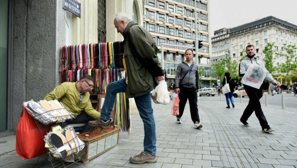 МУЈА НЕ МРДА ИЗ МАКЕДОНСКЕ: Легендарни чистач ципела осигурао место за рад плативши тражену цену од 12.000 динара
