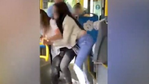 ШОКАНТАН СНИМАК ИЗ БЕОГРАДА: Девојке се вукле и чупале у аутобусу, једва су их раздвојили! (ВИДЕО)