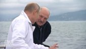 DOK ZAPAD PENI: Putin i Lukašenko otišli na izlet (VIDEO)