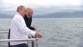 ЛУКАШЕНКО СКОЧИО У ЦРНО МОРЕ: Белоруски председник након састанка са Путином у води од 16 степени (ФОТО)