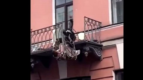 UZNEMIRIJUĆI SNIMAK: Jeziva scena u Rusiji, muškarac i žena pali sa terase! (VIDEO)