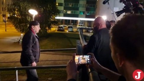 KOMUNJARE, SVE ĆU DA VAS UBIJEM! Muškarac u crnom pretio i palio vatru ispred izbornog štaba Tomislava Tomaševića u Zagrebu (VIDEO)