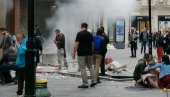 PRVE FOTOGRAFIJE EKSPLOZIJE U BEOGRADU: Dim kulja iz zgrade, povređeni sede na ulici (FOTO)