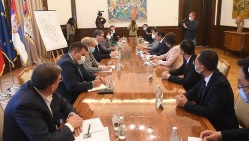 VUČIĆ SA MENG JANOM I ČEN BO: Predsednik se sastao sa delegacijom kompanije Shandong Hi-Speed Group