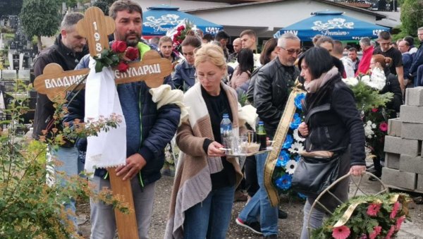 ЖУПА СЕ ГУШИ У СУЗАМА: Сахрањен Шекуларац - стотине грађана га испратило на вечни починак (ФОТО/ВИДЕО)
