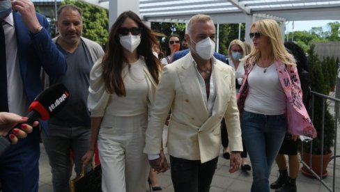 ЂАНЛУКА ВАКИ ДОПУТОВАО СА ДЕВОЈКОМ: Ево како изгледа лепша половина италијанског заводника