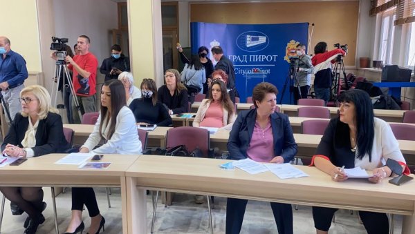 ФОРМИРАНА ЖЕНСКА ОДБОРНИЧКА МРЕЖА: У Градској скупштини у Пироту половина одборника су жене