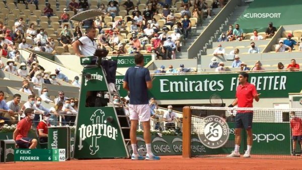 НИЈЕ ТИ ОВО КУЛ, РОЏЕРЕ: Федерер неспортским понашањем изазвао бес судије и Чилића