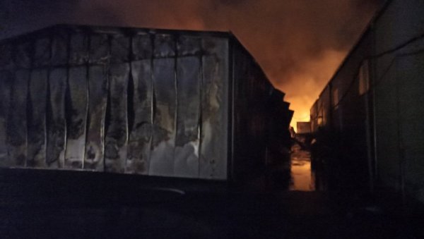 ДЕТАЉИ ПОЖАРА У НИШУ: Двадесет ватрогасаца спречило ширење ватре на суседни магацин (ФОТО)