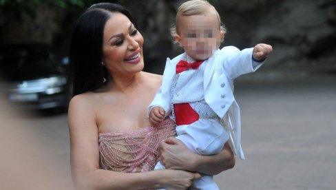 ВОЖЊА НА ТРАКТОРУ И ТРЧАЊЕ ПО ТРАВИ: Овако унук Цеце Ражнатовић ужива на селу (ФОТО)