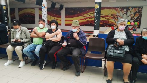 ŽIVO NA VAKCINALNOM PUNKTU: Celodnevni rad vakcinalnog tima u Paraćinu