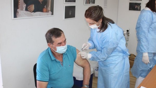 РЕДОВИ ЗА ВАКЦИНАЦИЈУ: Имунизација у Угљевику