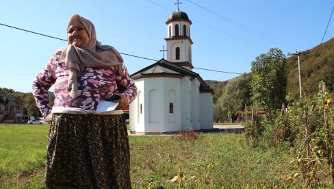 САД СЕ МОЛИ БОГУ: Фата Орловић се огласила годину дана после уклањања православне цркве