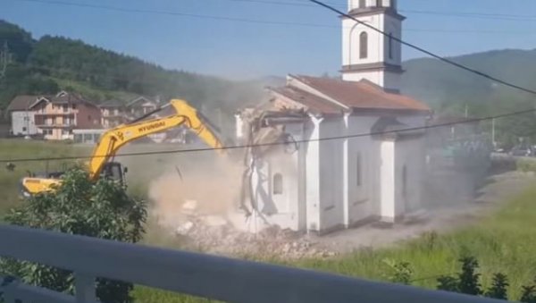 БАГЕРОМ НА СВЕТИЊУ: Погледајте снимак рушења православне цркве у Коњевић Пољу (ВИДЕО)