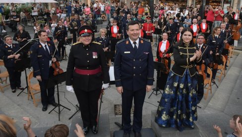 ОД БИТЛСА ДО ТАМО ДАЛЕКО: Српски и британски војни оркестри одушевили Београђане, уживање уз музику као пре короне (ФОТО/ВИДЕО)