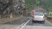 KIŠA POKRENULA ODRONE: Kamenje pada po putu, usporen saobraćaj na deonici od Bistrice prema Priboju