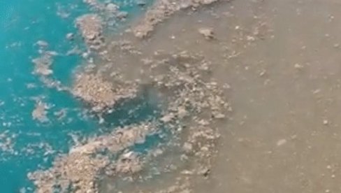 HRVATI ISPUŠTAJU FEKALIJE U MORE: Jezivi snimak nedaleko od plaže šokirao celu zemlju (FOTO)