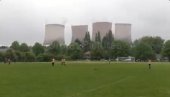 EKSPLOZIVNA ATMOSFERA: Pada nuklearka, a oni igraju fudbal (VIDEO)