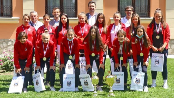 ВЕЛИКИ УСПЕХ ФУБДАЛЕРКИ ШАБАЧКЕ МАЧВЕ: Градоначелник Пајић примио победнице Купа Србије