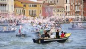 KRUZERI OPET ZAPLOVILI: I Venecija se, uz proteste na kopnu i vodi, vraća u normalu