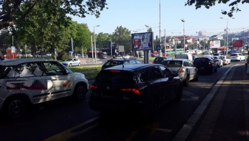 ГУЖВЕ У БЕОГРАДУ: На Аутокоманди пакао, критично у Булевару ослобођења (ФОТО)