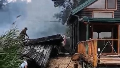 LOKALIZOVAN POŽAR NA ADI BOJANI: Vatrogasci spasili jednu kuću - evo ko su vlasnici dve koje su izgorele (VIDEO)