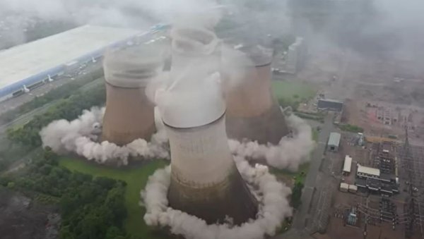 СПЕКТАКУЛАРАН СНИМАК РУШЕЊА: Торњеви од 117 метара нестали за 10 секунди (ВИДЕО)