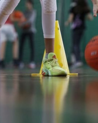 HUMANITARNA AUKCIJA U GALERIJI 73 : Predmete donirale Marina Maljković i ambasadorke Instituta za ženski sport