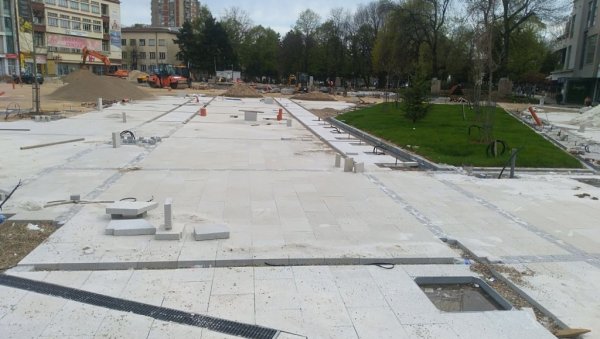 ИЗ ЛАЗАРЕВЦА НИ ОПРАВДАЊЕ: Изградња новог градског трга у Лесковцу касни већ пола године, а завршена је једва трећина посла