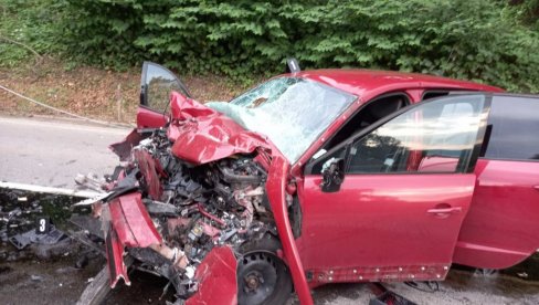 VATROGASCI IH IZVLAČILI IZ SMRSKANOG VOZILA: U saobraćajnoj nesreći kod Čačka jedan poginuo, troje povređenih, jedan kritično (FOTO+VIDEO)