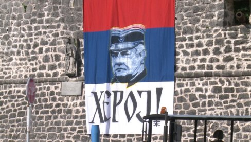 RATKO MLADIĆ JE HEROJ: Podrška za generala u Trebinju, razvijena zastava sa njegovim likom