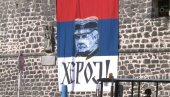 РАТКО МЛАДИЋ ЈЕ ХЕРОЈ: Подршка за генерала у Требињу, развијена застава са његовим ликом
